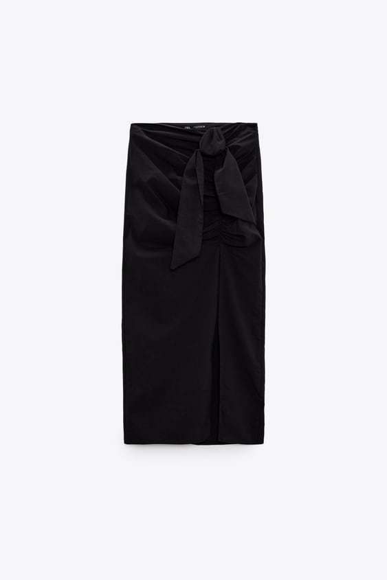 Falda negra con lazada (25,95 euros).