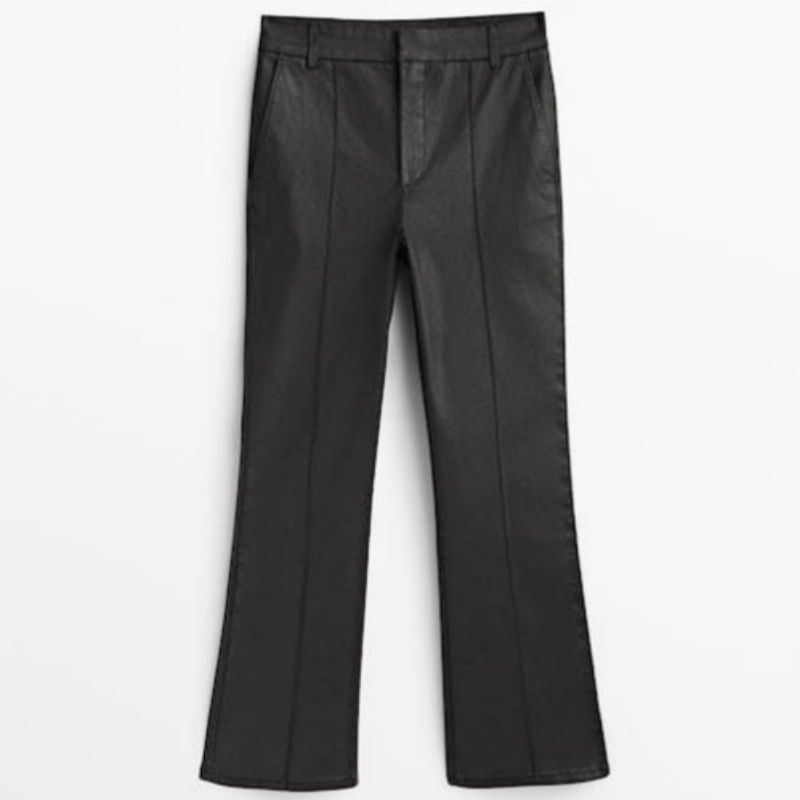 Pantalón flare negro (49,95 euros).
