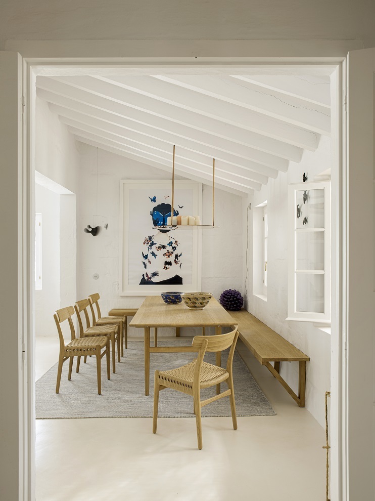 En el comedor, mesa y sillas de Carl Hansen & Son. Al fondo, cuadro del artista Erik Madigan Heck