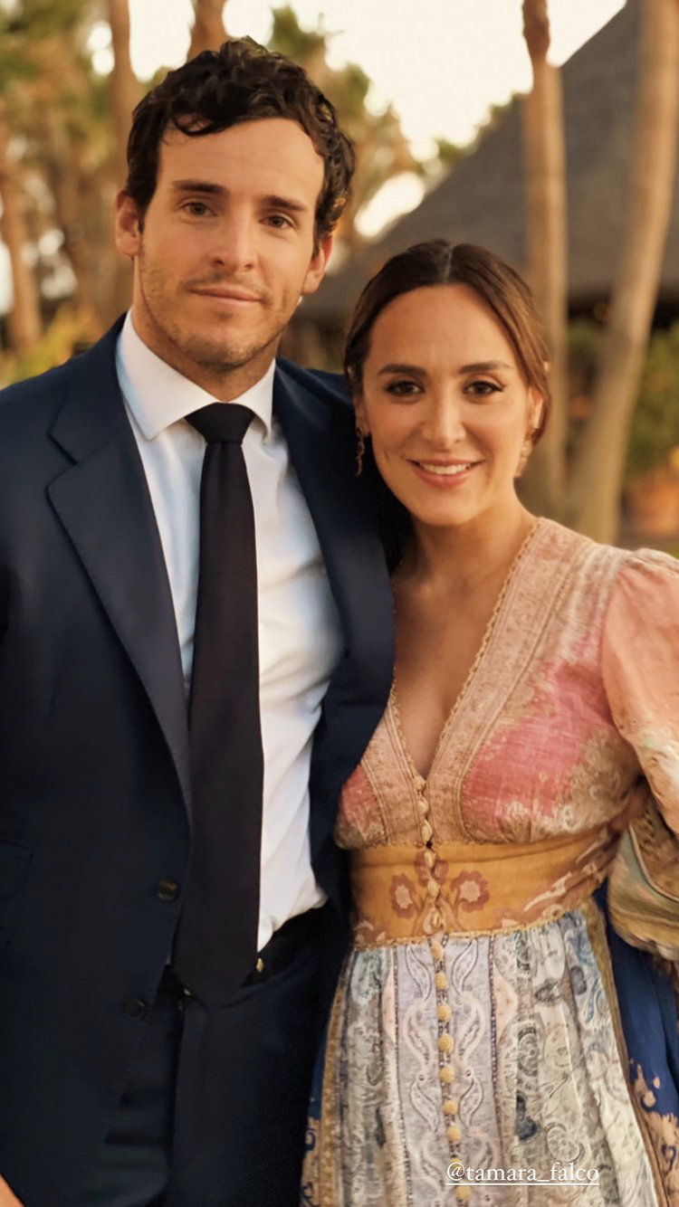 Tamara Falcó con su novio Iñigo Onieva en la boda de su primo en Sotogrande.