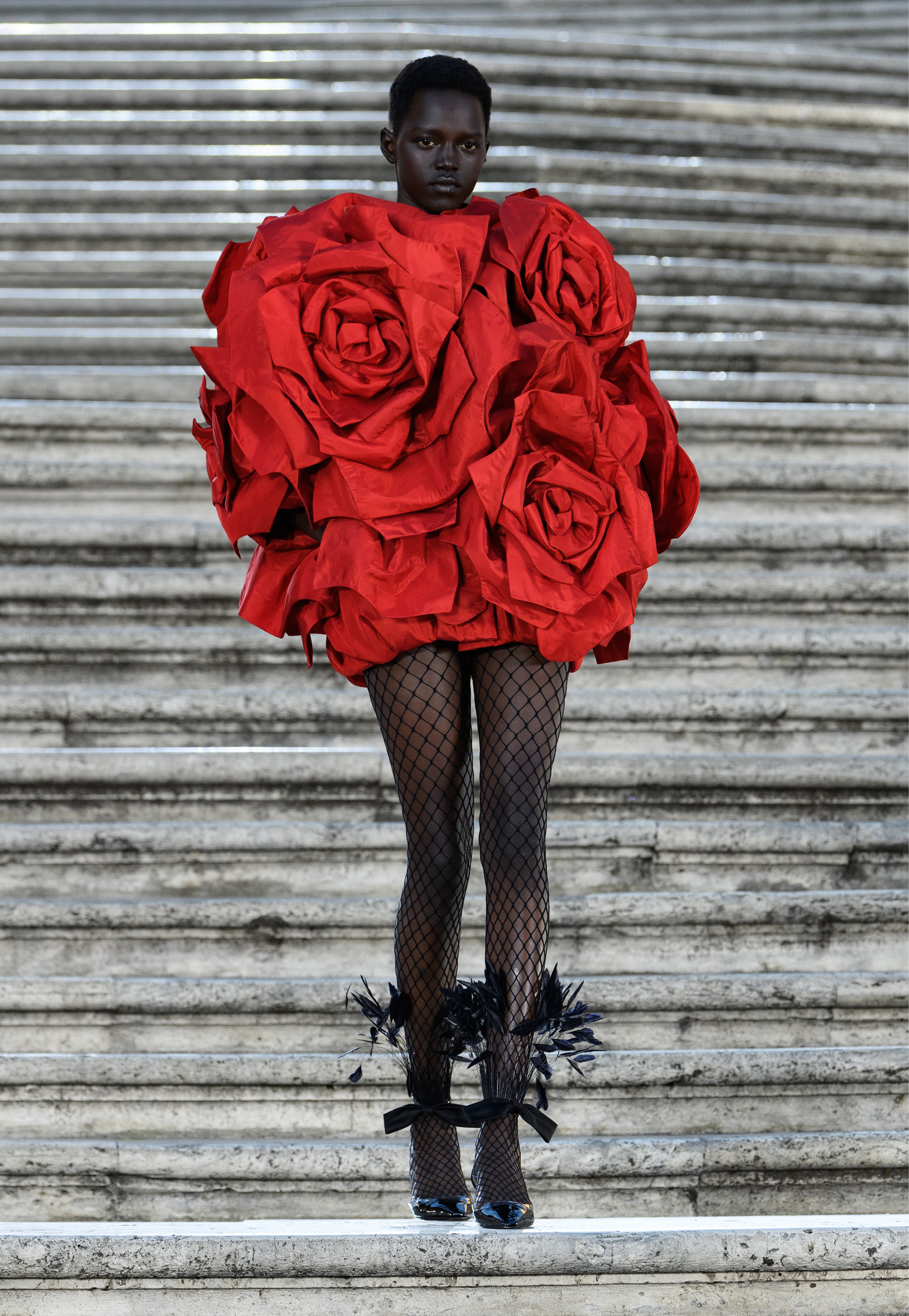 El look que abrió el desfile de Valentino en la plaza de España de Roma.