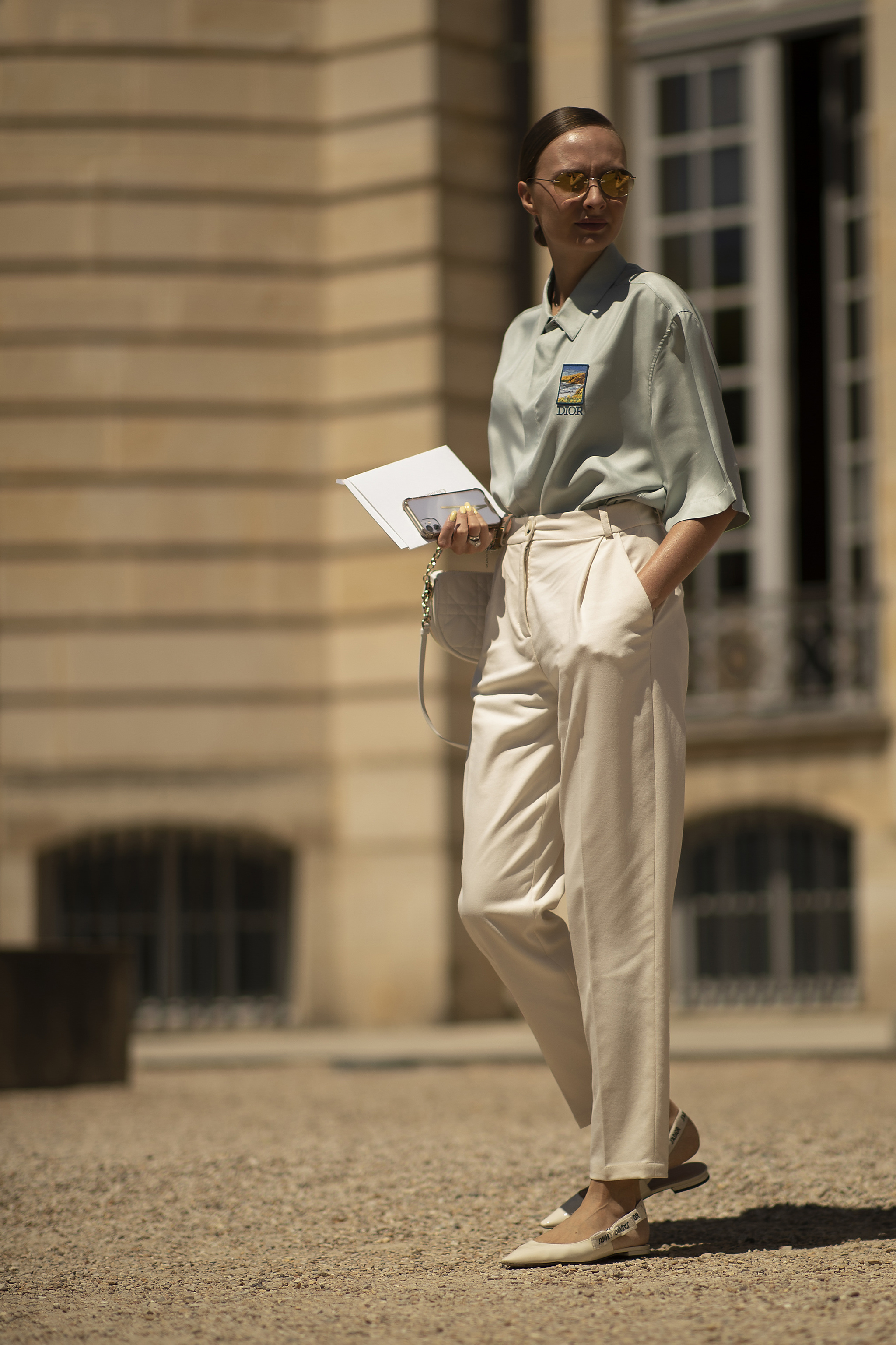 Camisa y pantalón en el street style a la salida del desfile de Dior.