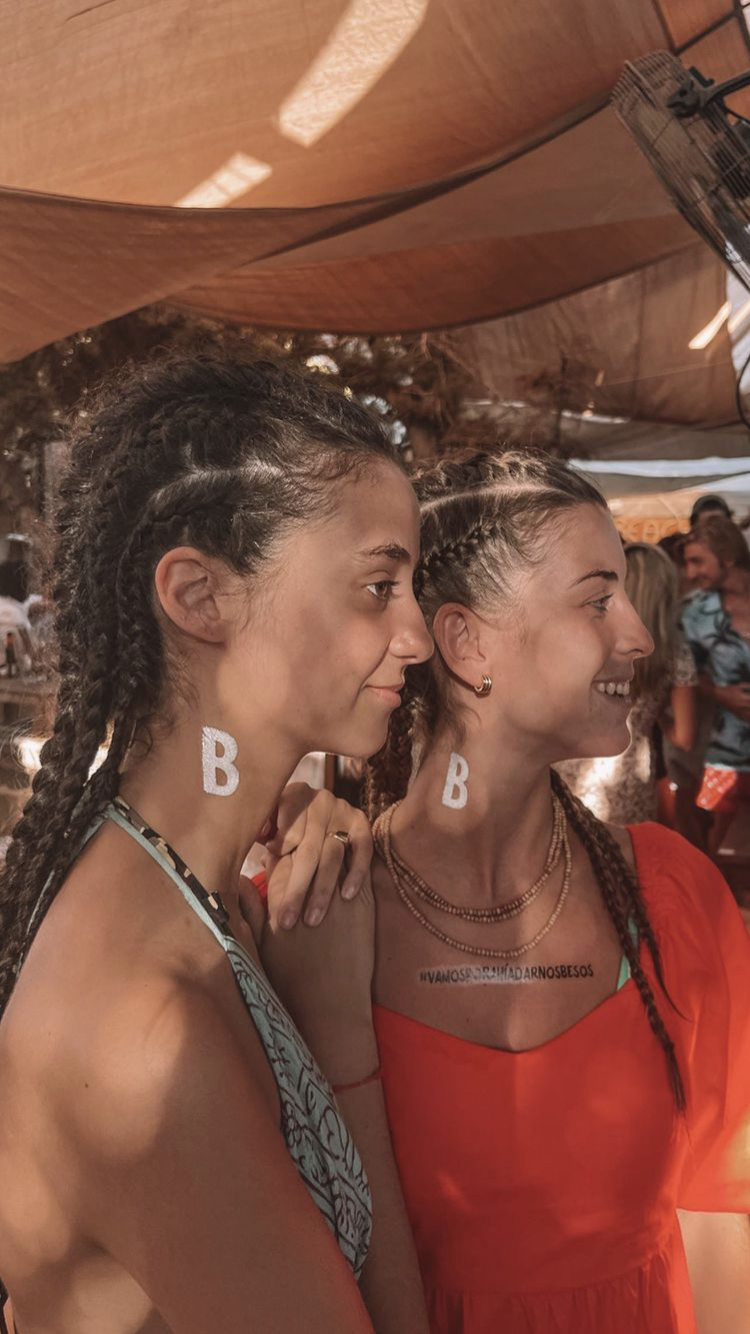 Victoria Federica y su amiga Marta Ezcurra con el pelo lleno de trenzas.