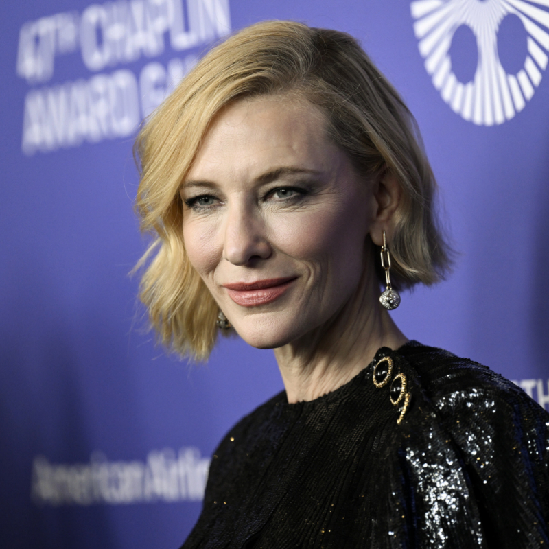 Cate Blanchett con un wavy bob con la raya a un lado que estiliza sus facciones.