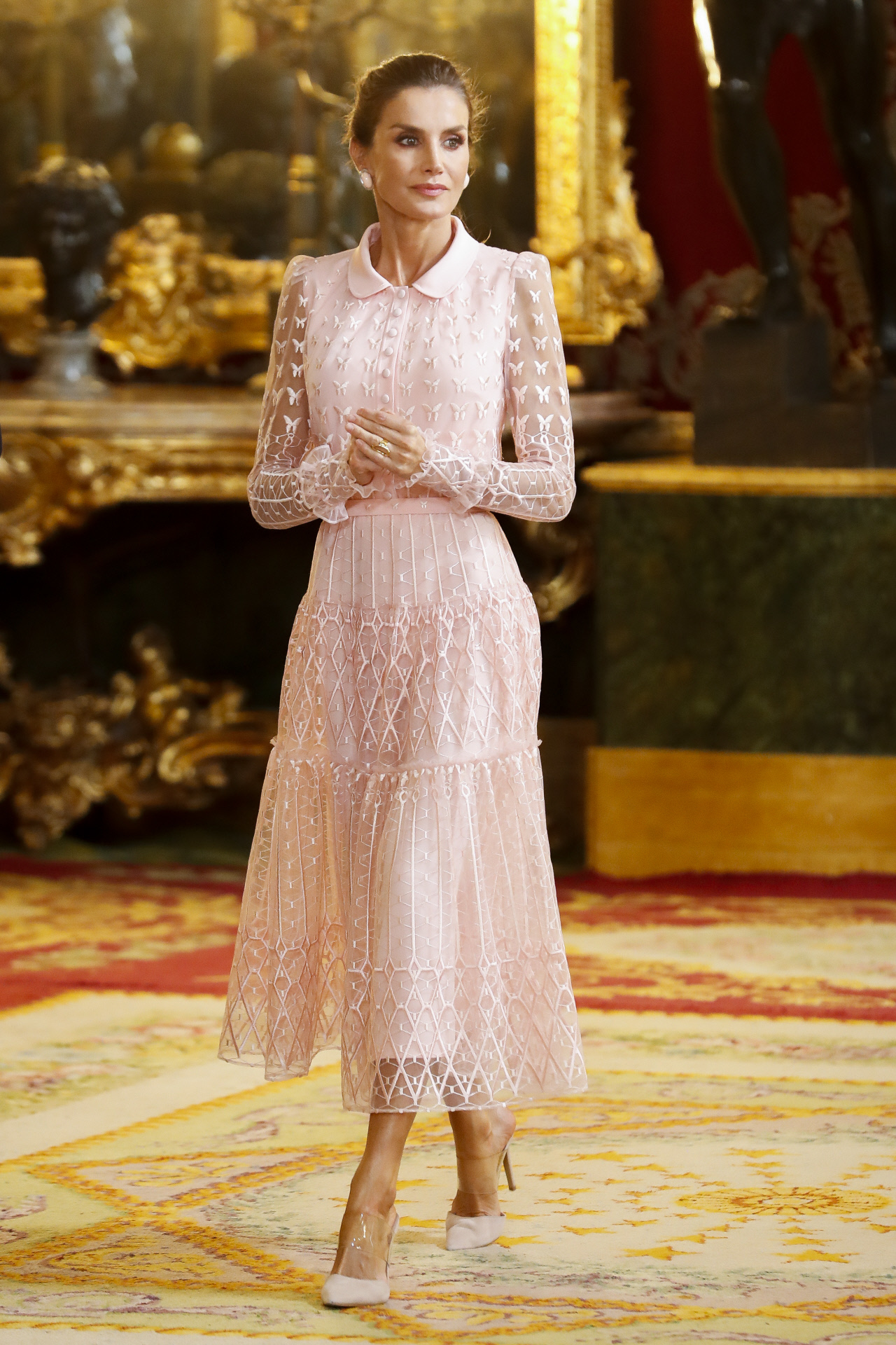 La reina Letizia con un sofisticado vestido rosa de Felipe Varela.