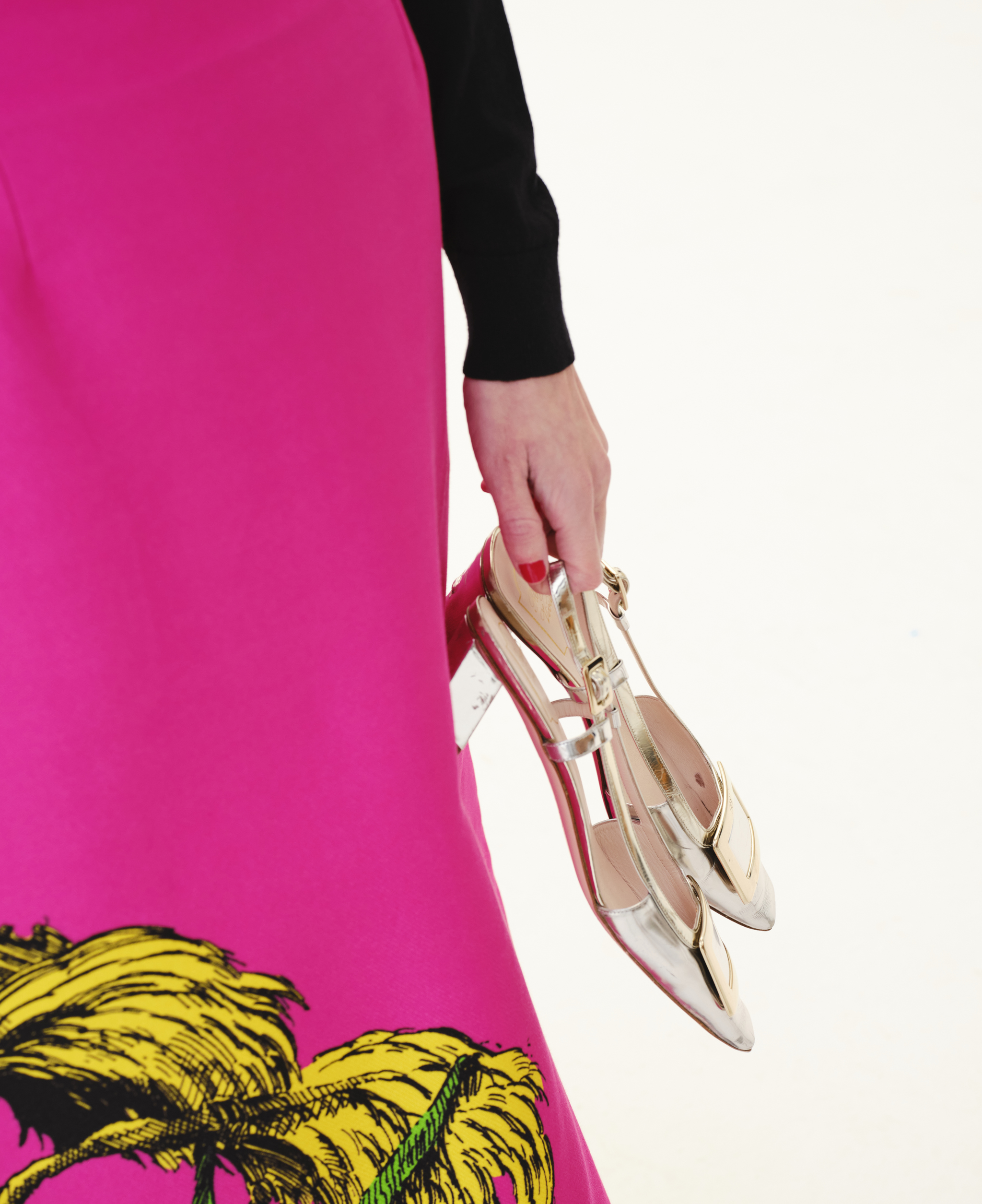 Falda estampada de Dior y los zapatos de salón de Belle de Jour diseñados por Roger Vivier.