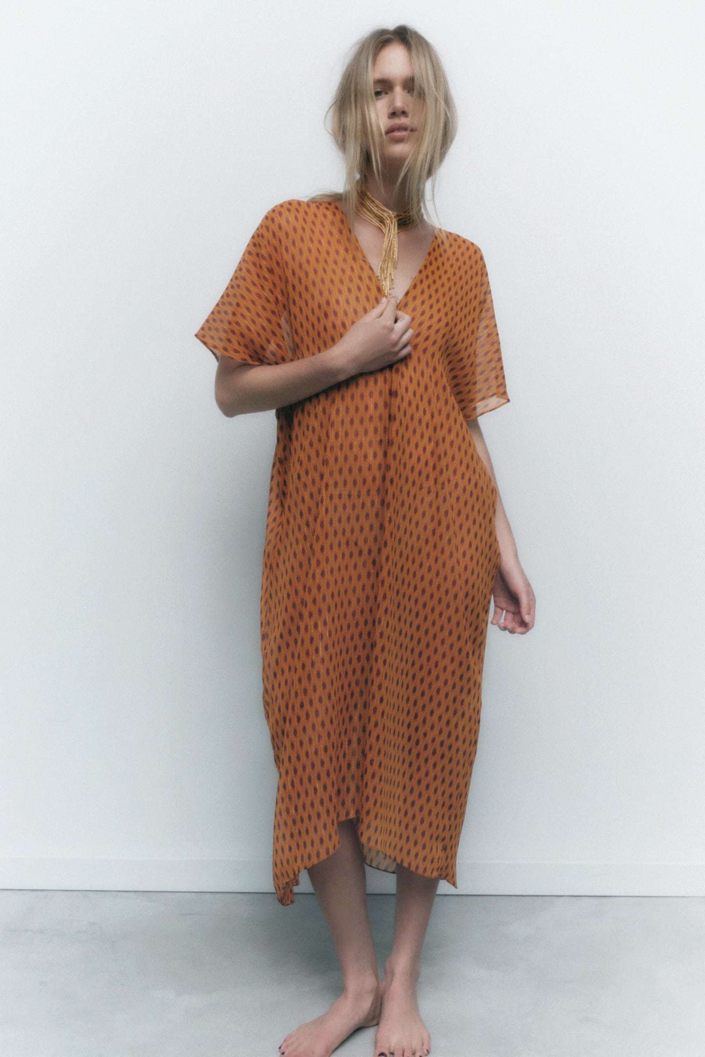 Vestido naranja, de Zara.