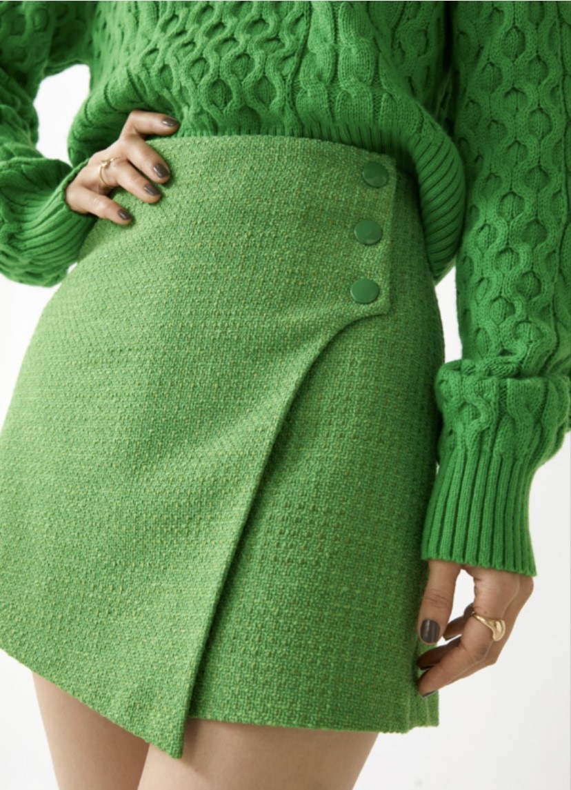 Mini falda verde. & Other Stories. (69 euros).