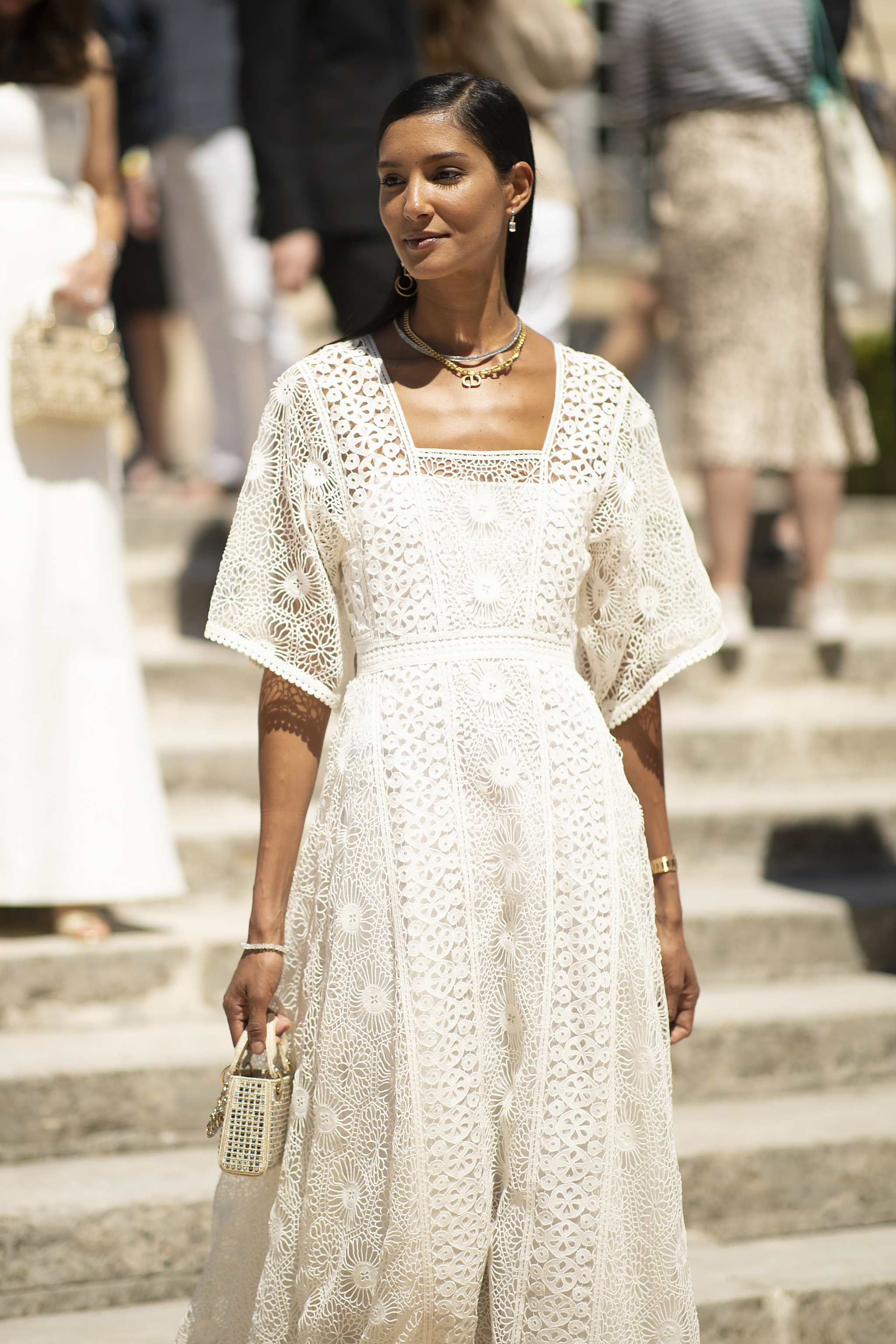 Una invitada a los desfiles de París con un vestido blanco.