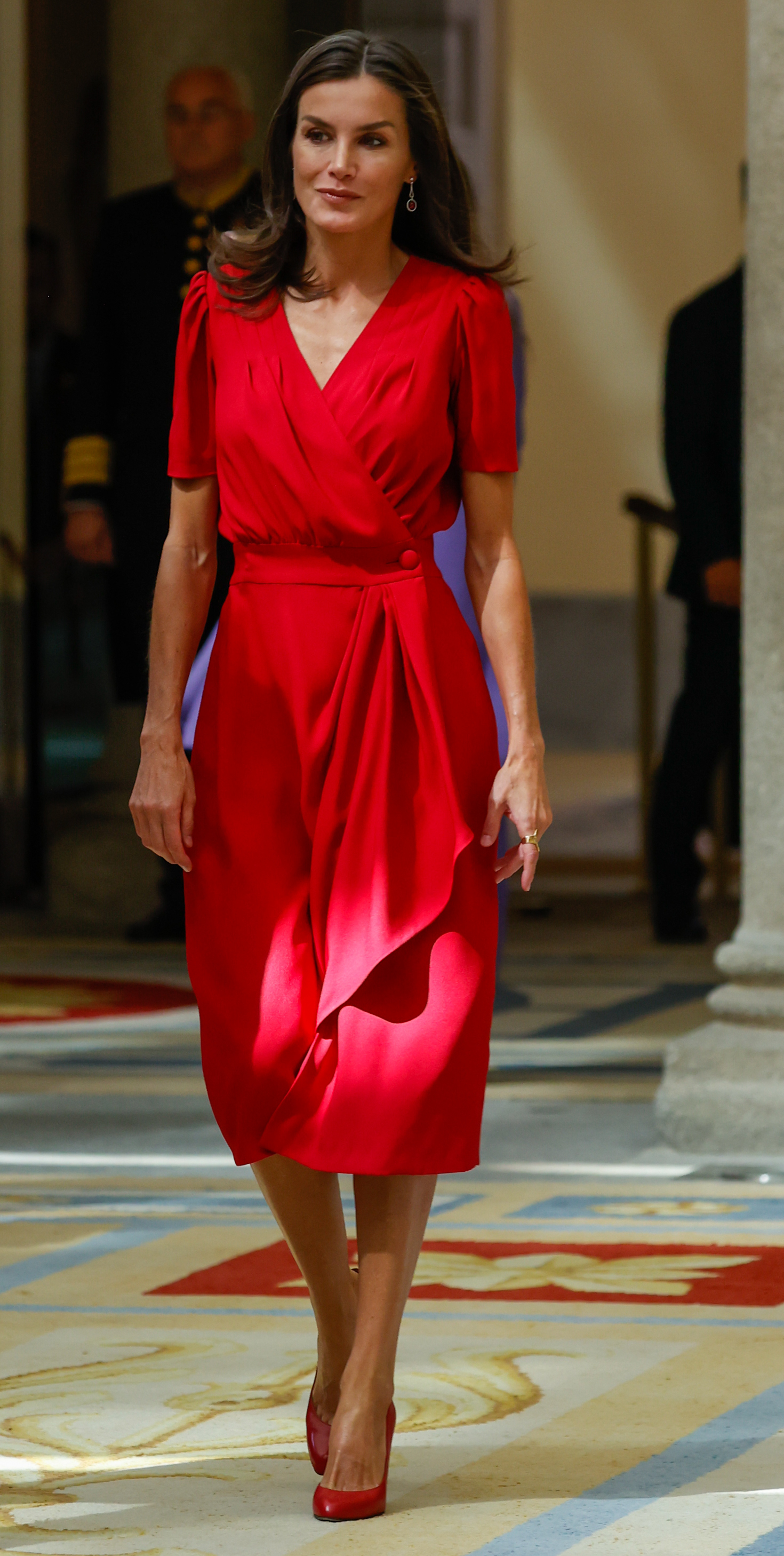 La reina Letizia con vestido rojo de Cherubina.