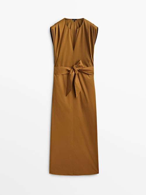 Vestido marrón lazada (69,95 euros).