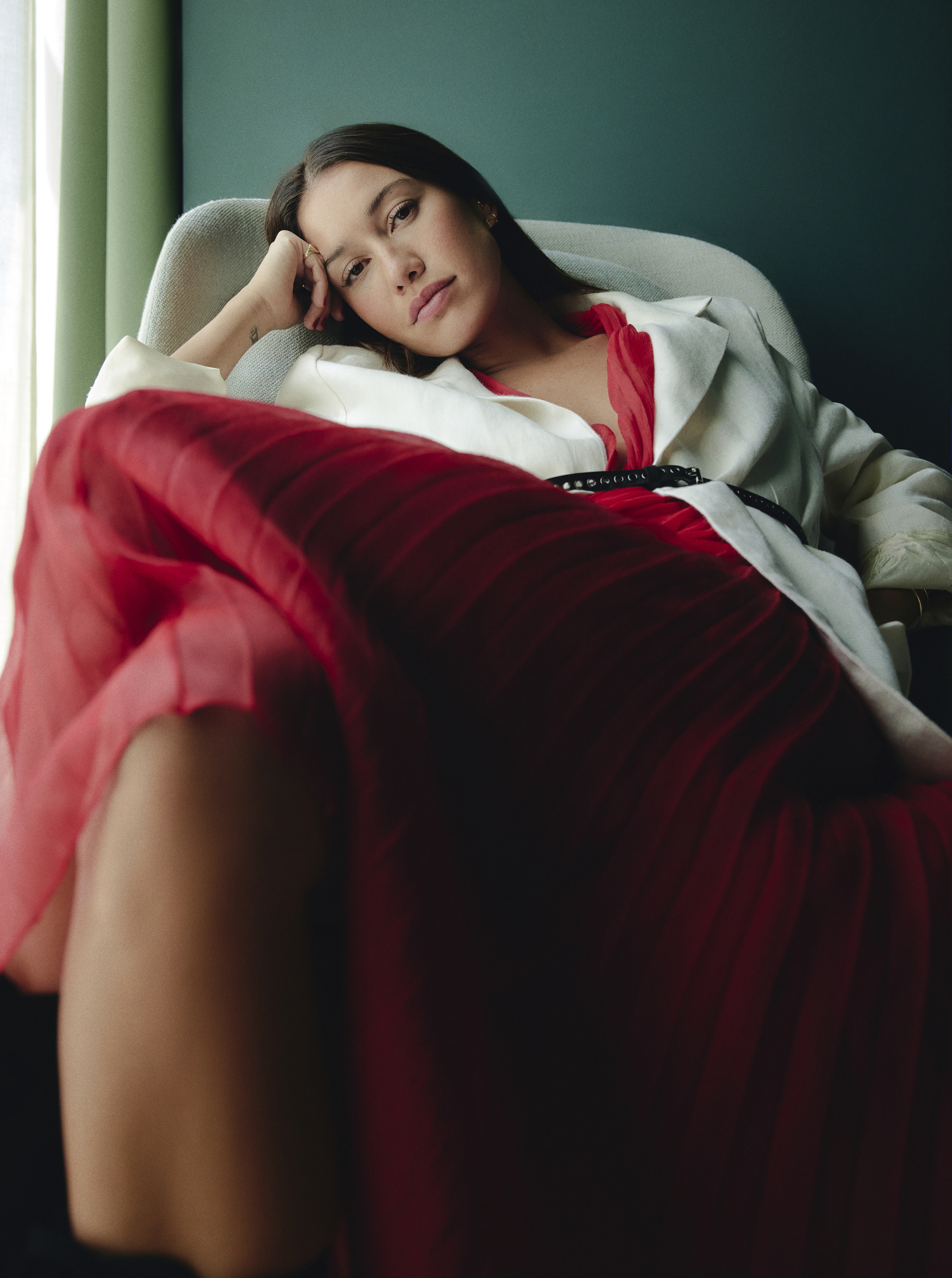 Melissa Villarreal con vestido rojo  de gasa  y cinturón,  todo de Christian Dior,  y chaqueta blanca de lino, de su marca, The Villa Concept.