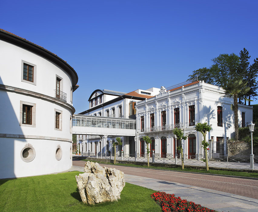 El hotel Las Caldas, en Asturias con su fachada original de 1776.