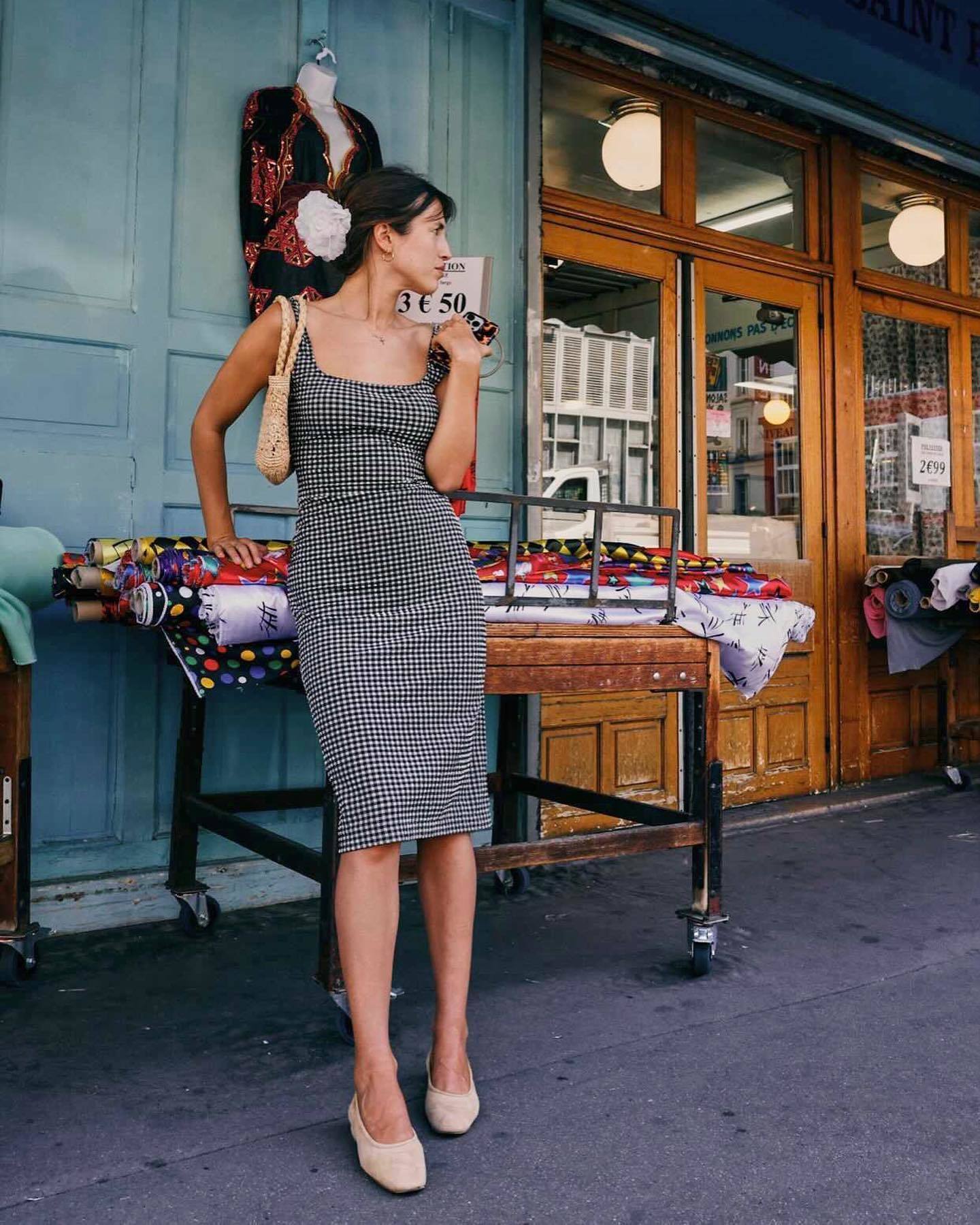 Jeanne Damas con vestido de estilo vintage.