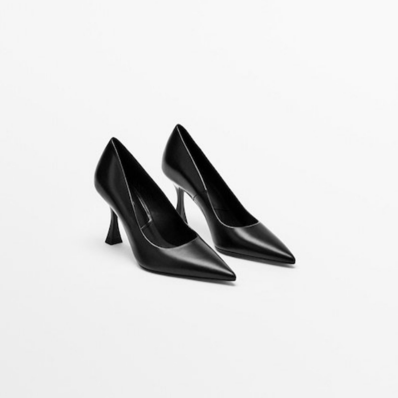 Zapatos de salón negros (39,95 euros).