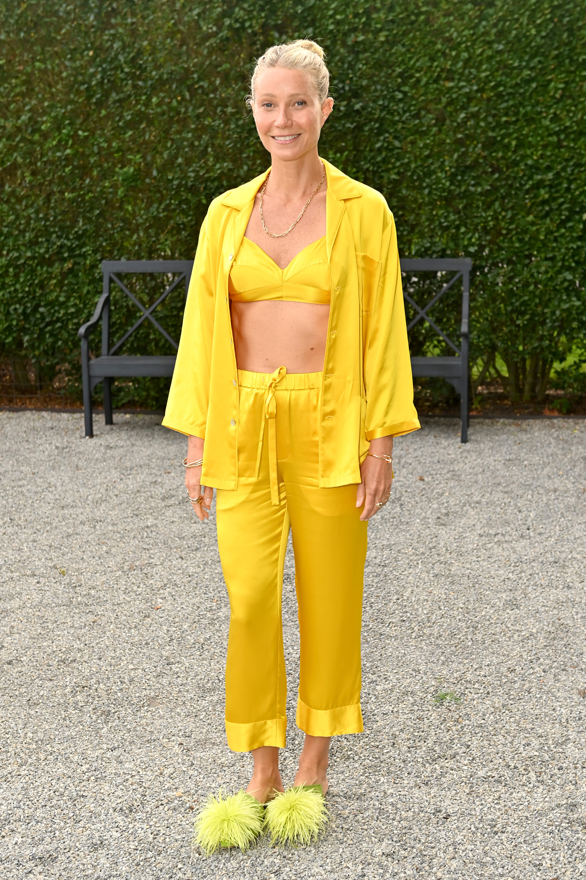 Gwyneth Paltrow con un pijama amarillo de satén.