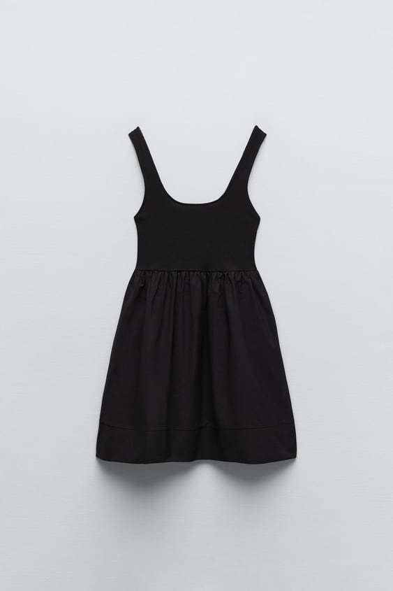 Vestido corto negro de Zara (17,95 euros).
