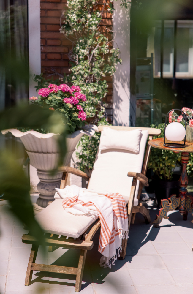 En esta zona de la terraza, tumbona de teka de Teklassic, mesa de Ana Abascal y lámpara de Maisons du Monde.