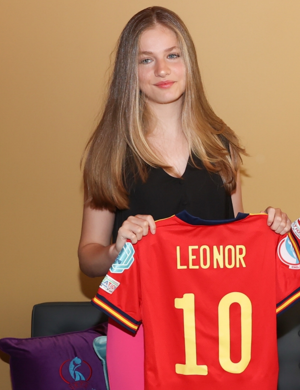 La princesa Leonor en el partido de España contra Dinamarca de la Eurocopa con un maquillaje luminoso y natural para sus 16 años.