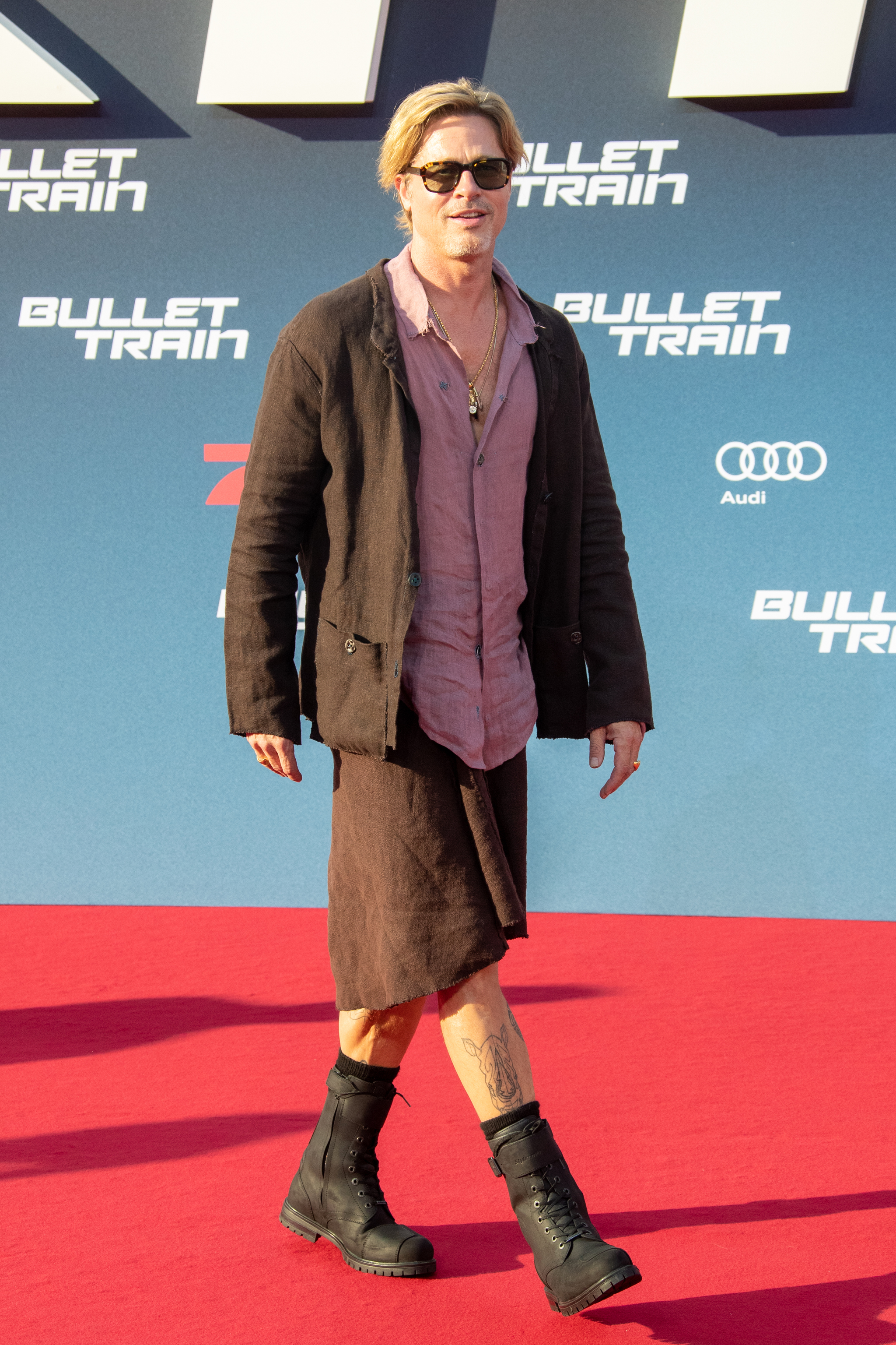 Brad Pitt en la presentación de su película con una falda asimétrica.
