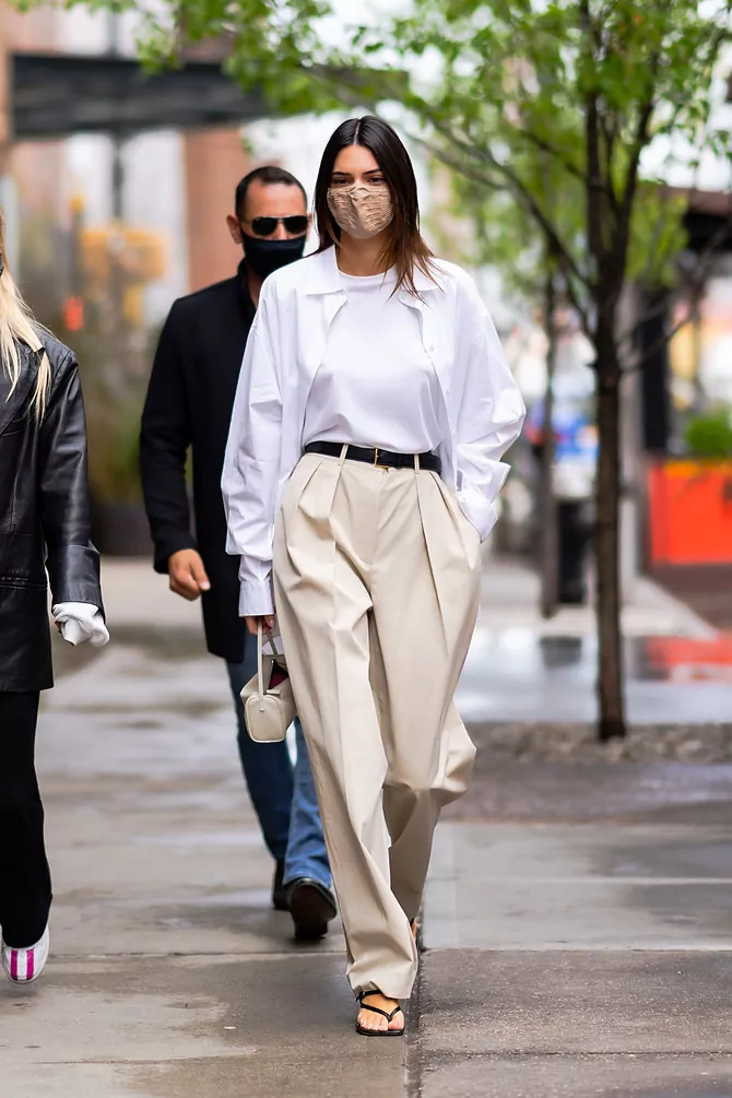 Kendall Jenner con total look de The Row.