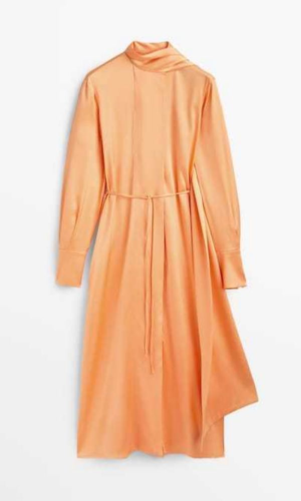 Vestido satinado mandarina (169 euros).