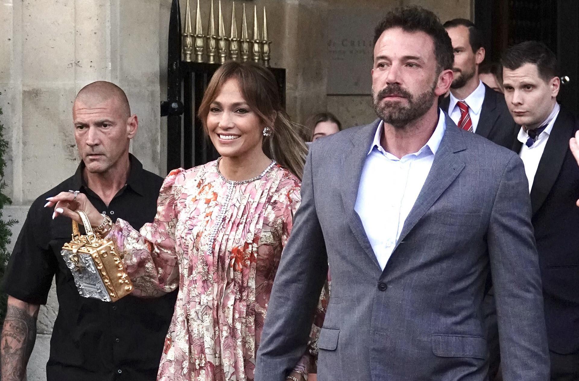 Saliendo del hotel Crillon, Jennifer Lopez apostó por una coleta efecto despeinado con flequillo cortina muy favorecedora.
