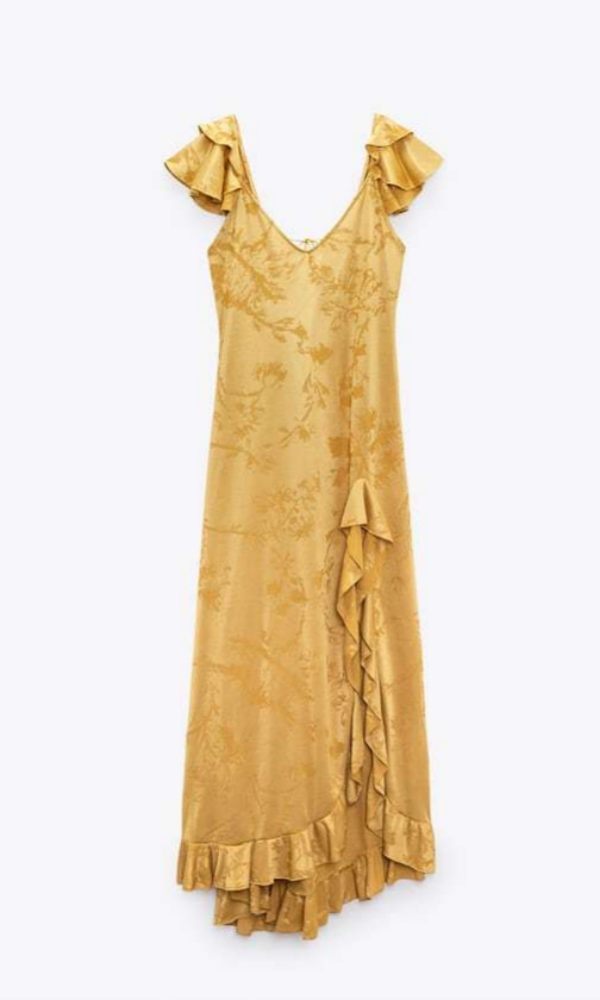 Vestido volantes dorado (39,95 euros).