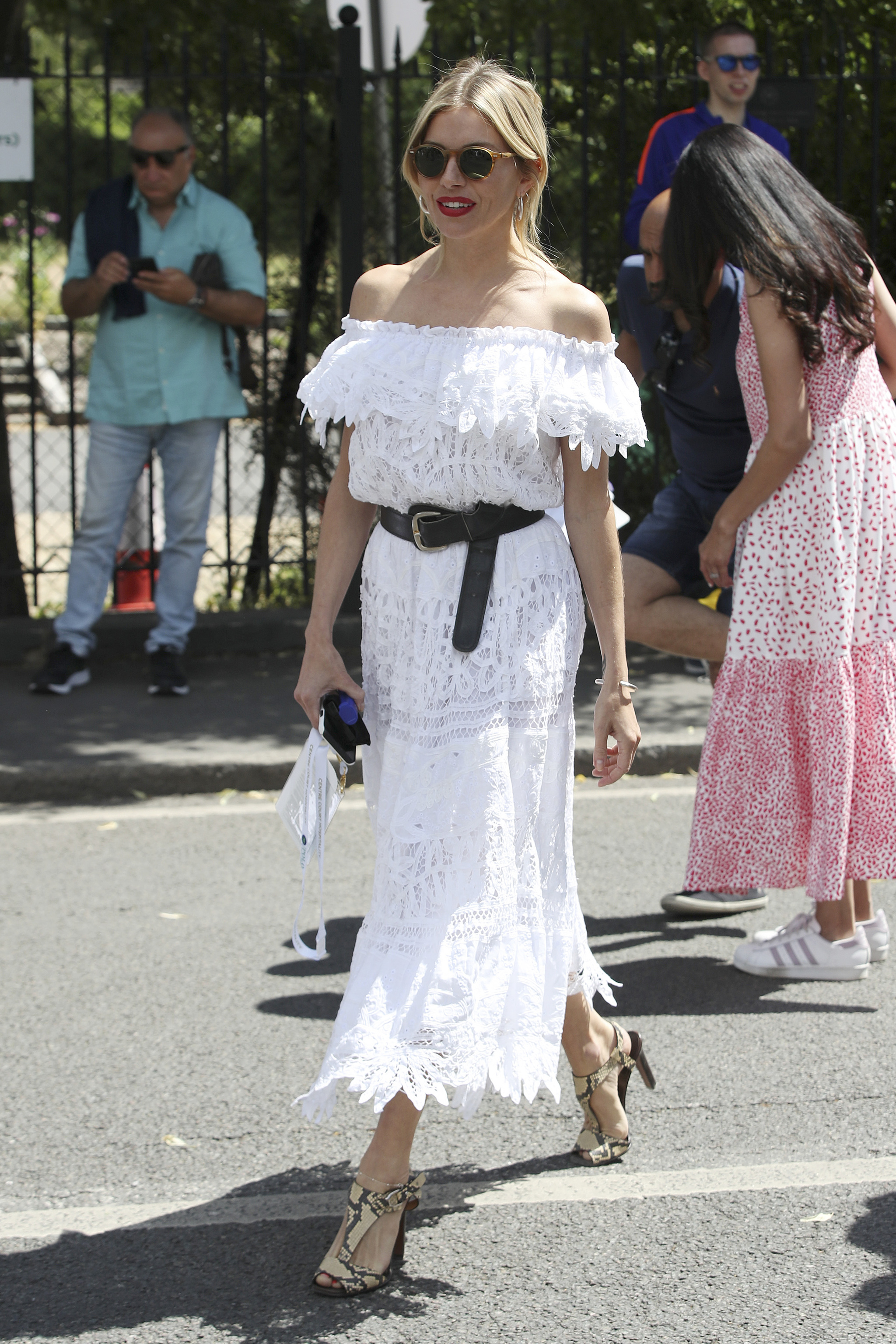 Sienna Miller con un vestido de estilo boho.