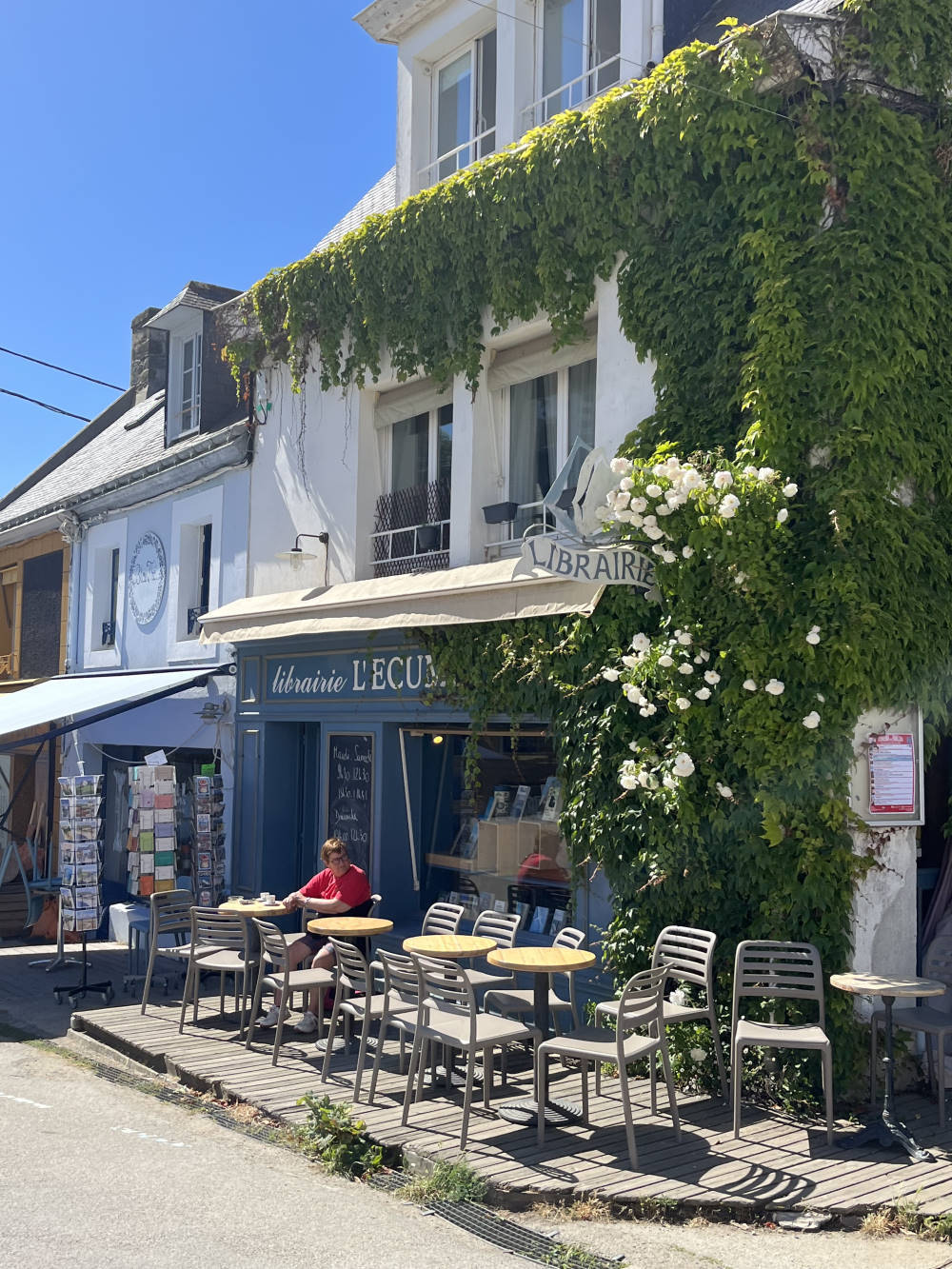 Librería LEcume en la Isla de Groix, un espacio que alberga libros de todo tipo, y un café
