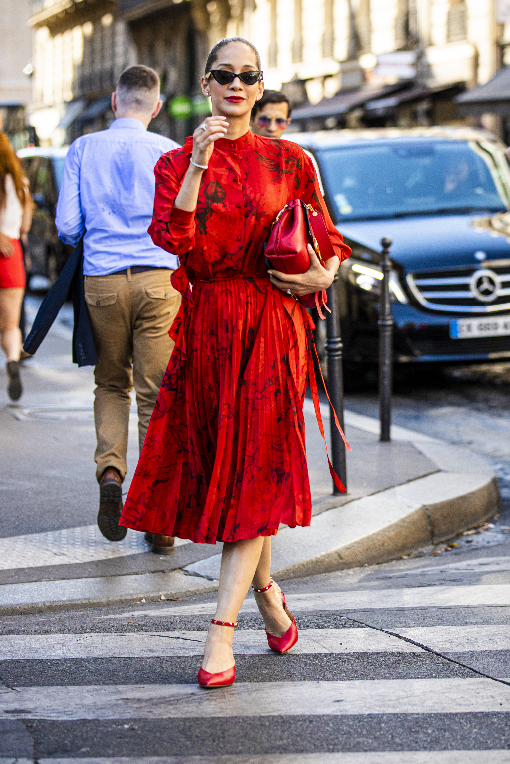 Lana El Sahely con vestido rojo estampado.