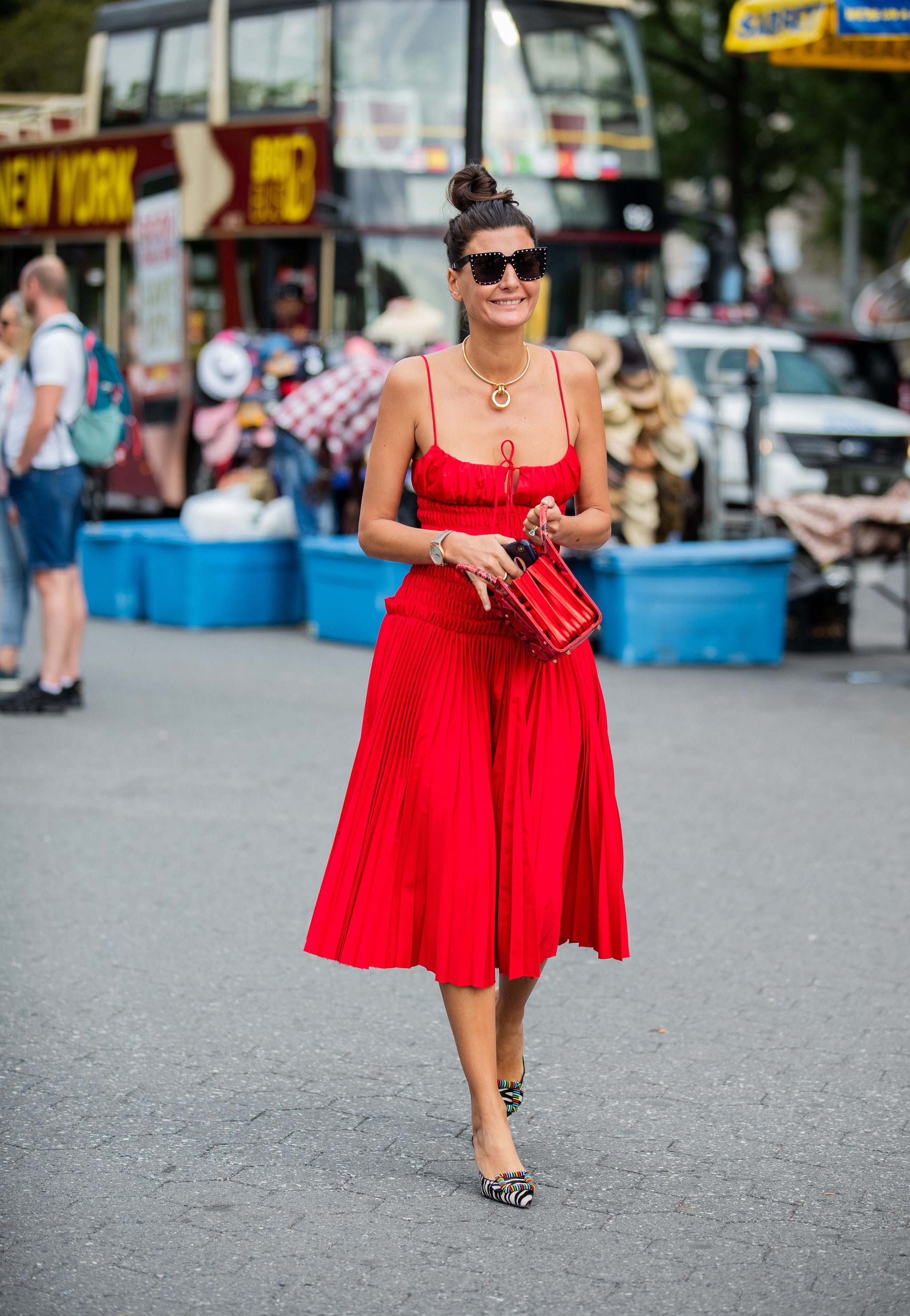 Giovanna Battaglia con vestido rojo de tirantes.