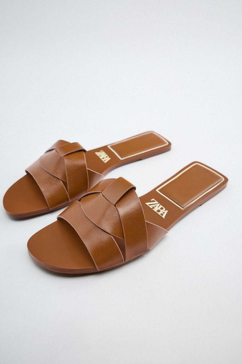 Sandalia plana marrón. Zara. (25,95 euros).