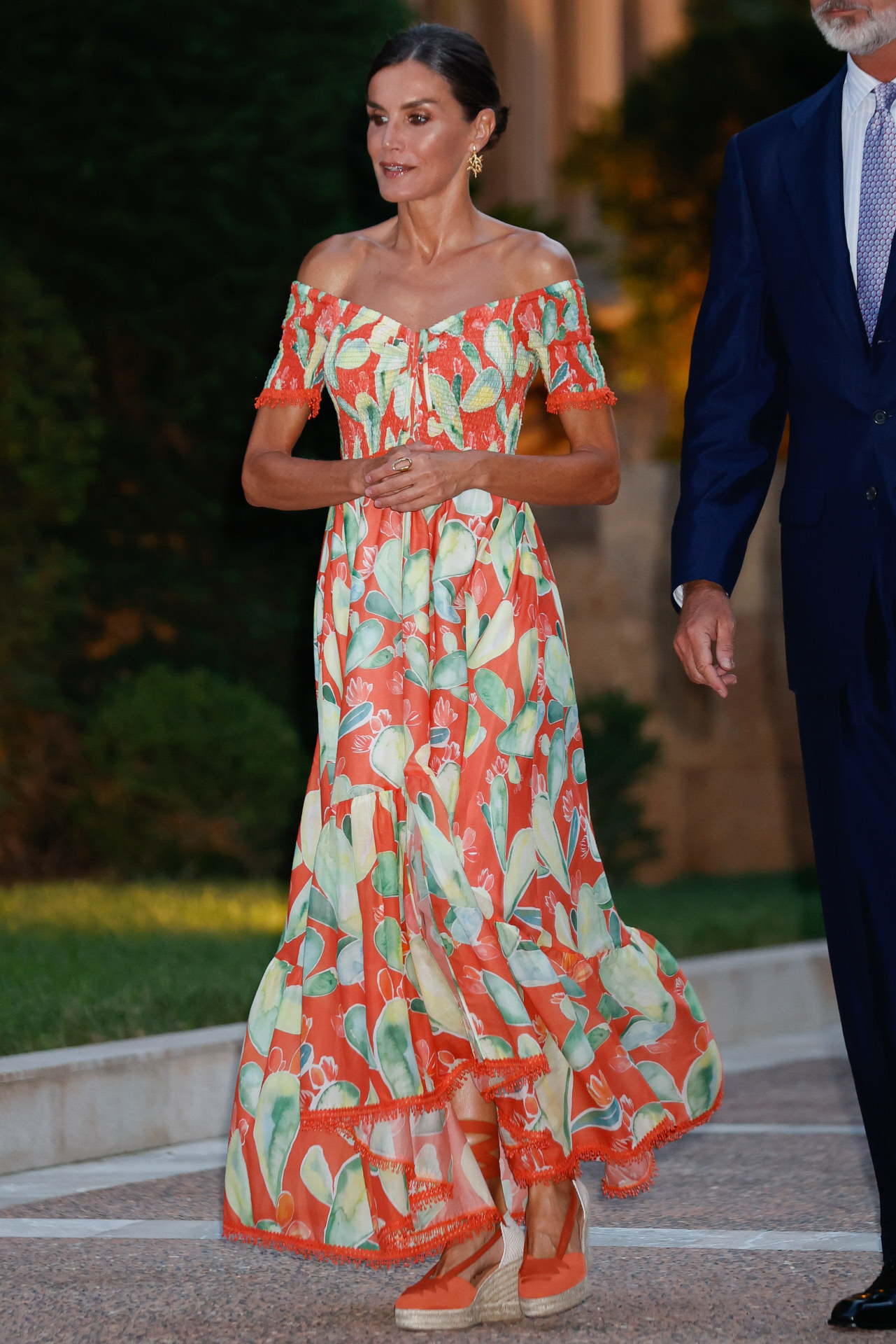 El vestido con estampado de cactus de la reina Letizia, un diseño de Charo Ruíz.