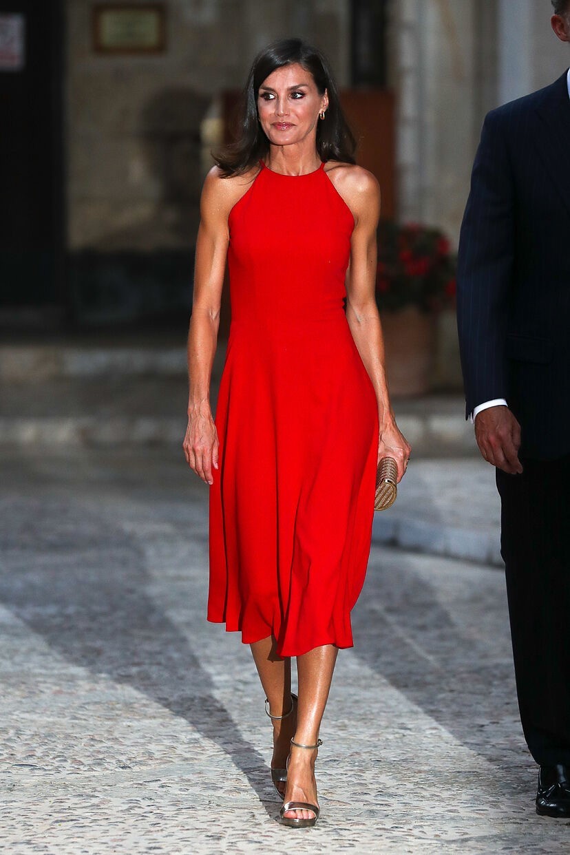 La reina Letizia en su recepción a las autoridades baleares en Mallorca con un vestido rojo.
