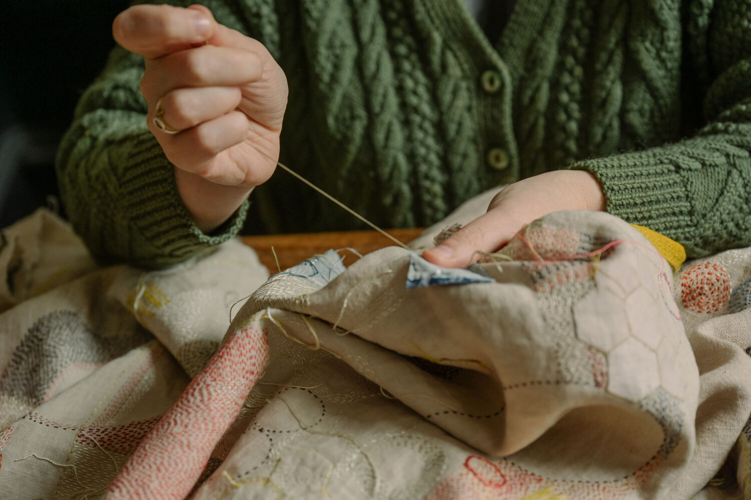 La artista Claire Wellesley-Smith practicando la costura lenta.
