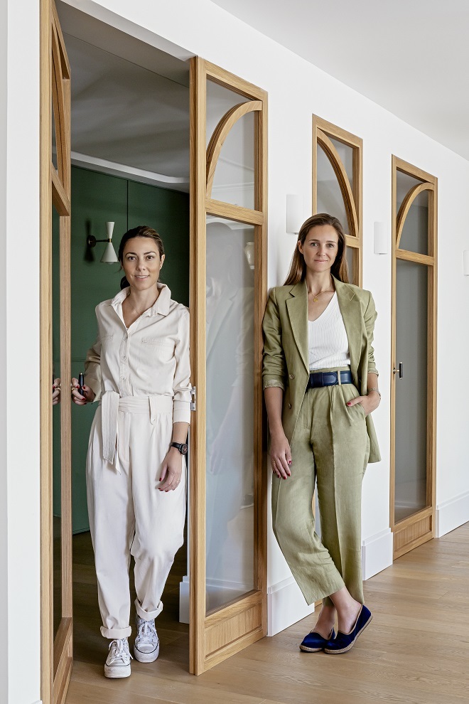 Las arquitectas Cristina Chaves Galán, con mono blanco, y Adriana Arranz-Sobrini, con traje de chaqueta