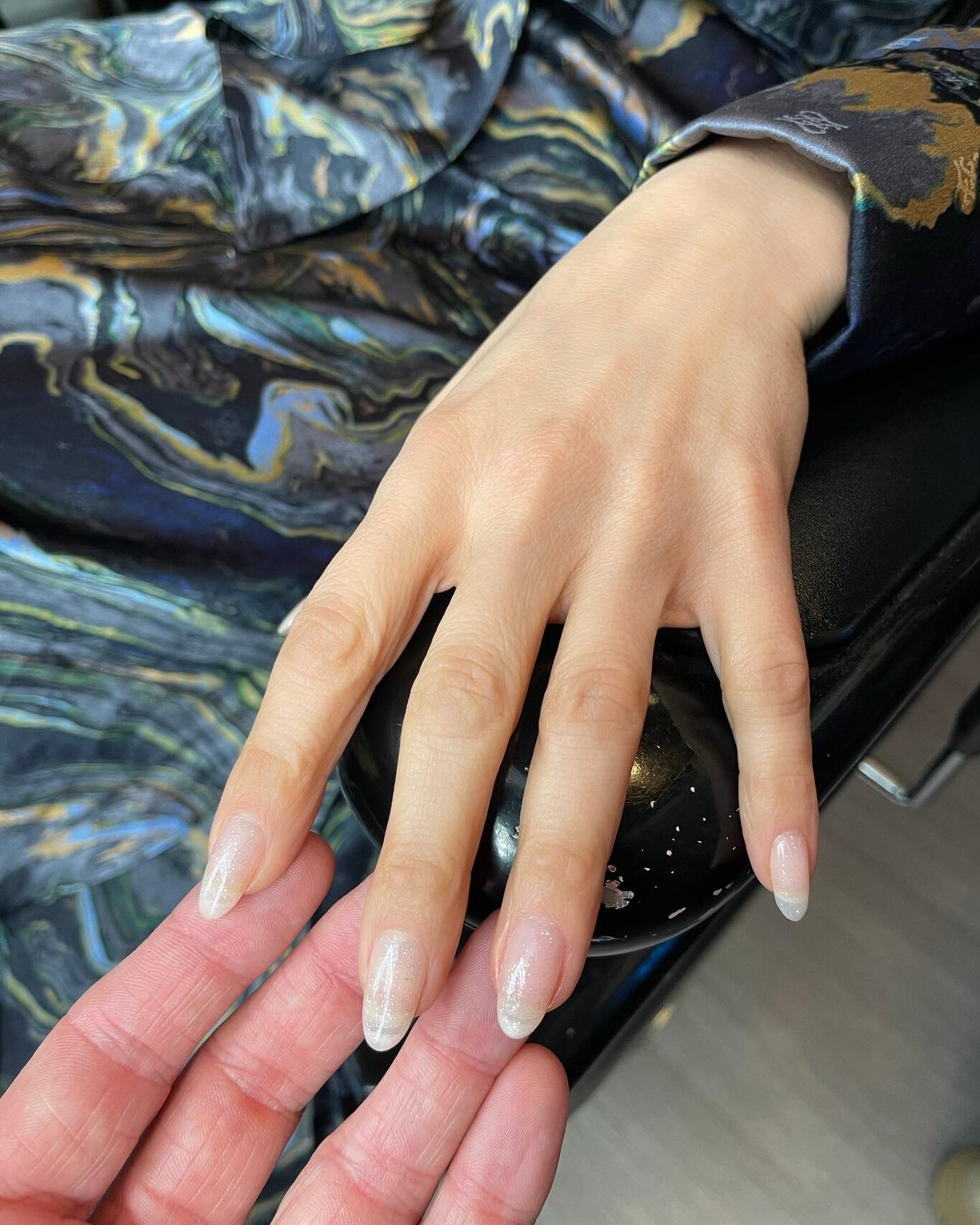 Detalle de las uñas baby boomer de Jennifer Lopez realizado por su manicurista Tom Bachik.