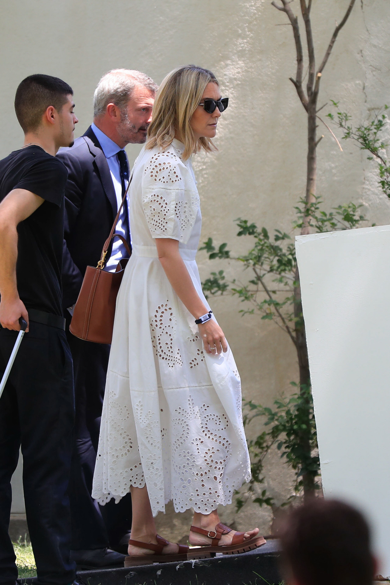 Marta Ortega con un vestido blanco de Zara.