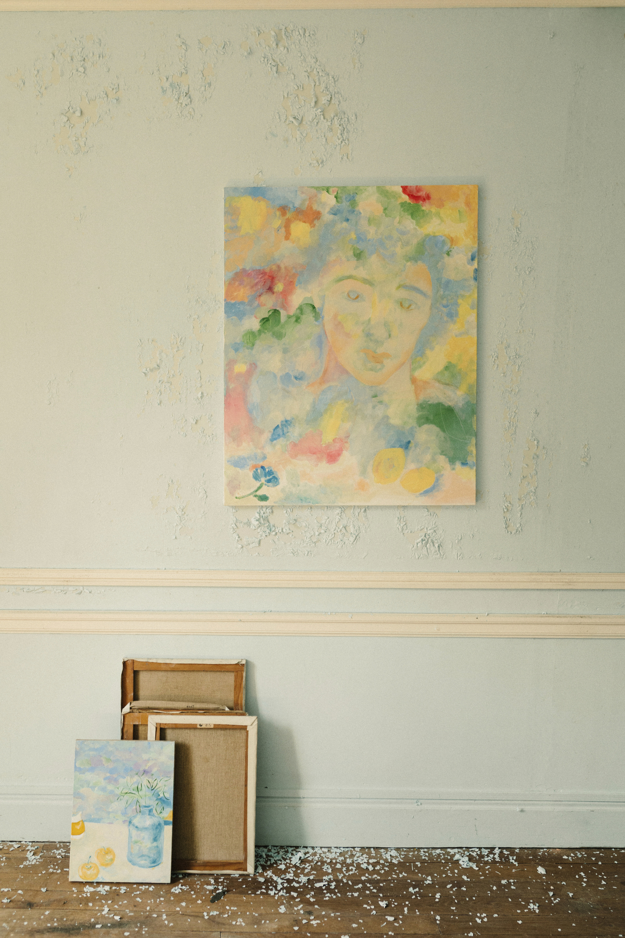 En el taller de París, las pinturas en tonos pastel y pequeños formatos resumen la obra de la artista.