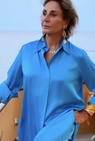 Naty Abascal con look azul de Massimo Dutti.