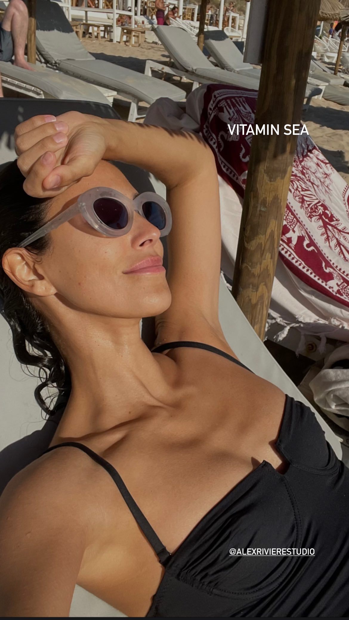 Sassa de Osma, en sus stories de Instagram, tomando el sol con el bañador negro que más estiliza.