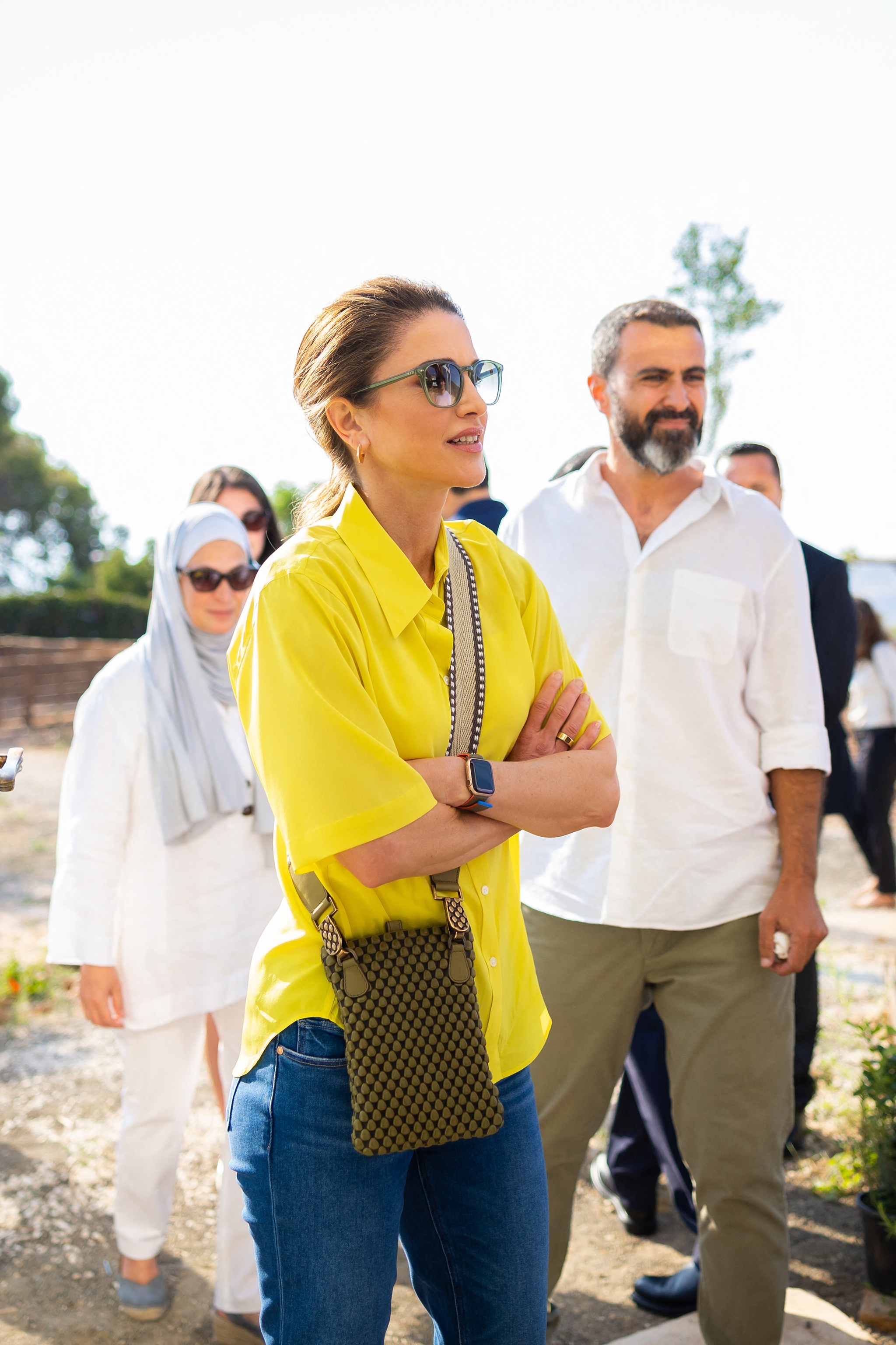 La reina Rania de Jordania luciendo bolso de Tissa Fontaneda.