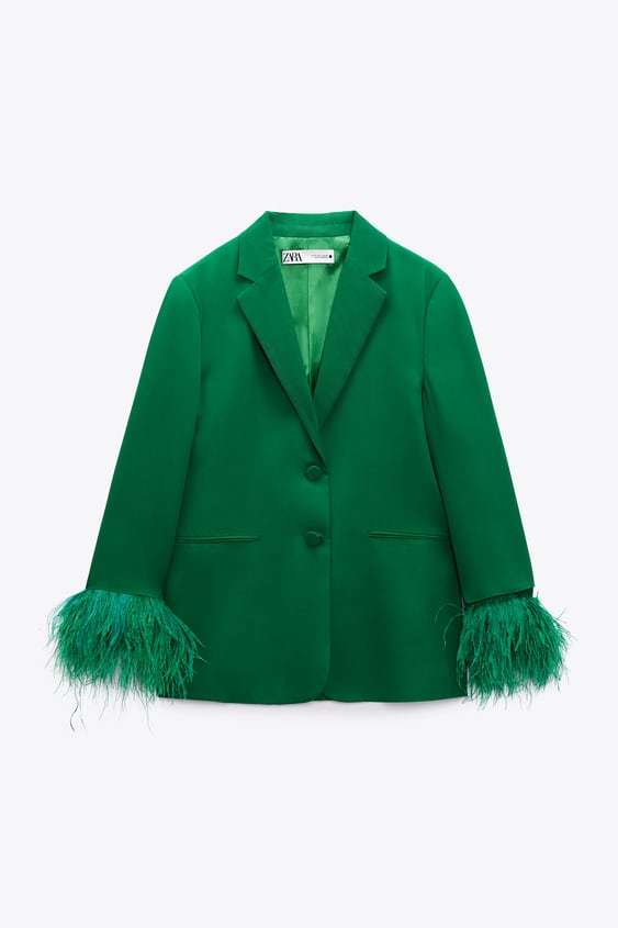 Blazer verde con detalle plumas (99,95 euros).