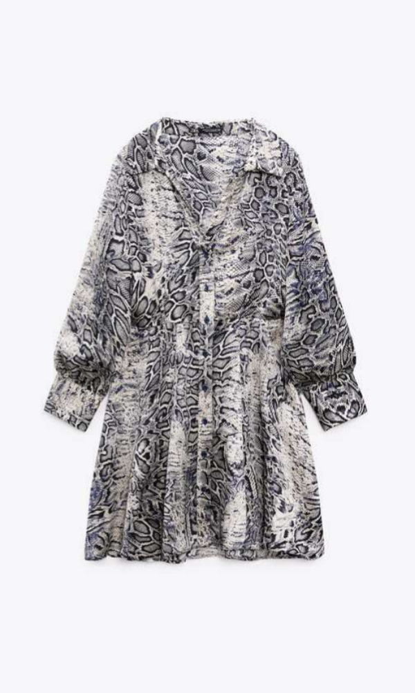 Vestido corto de animal print de Zara (35,95 euros).