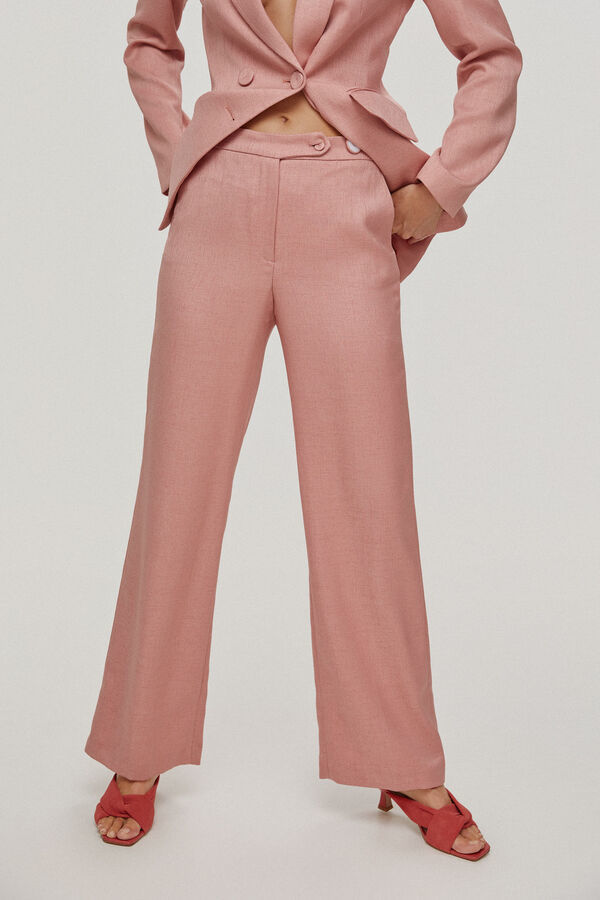 Pantalón rosa. Pedro del Hierro. (149 euros).