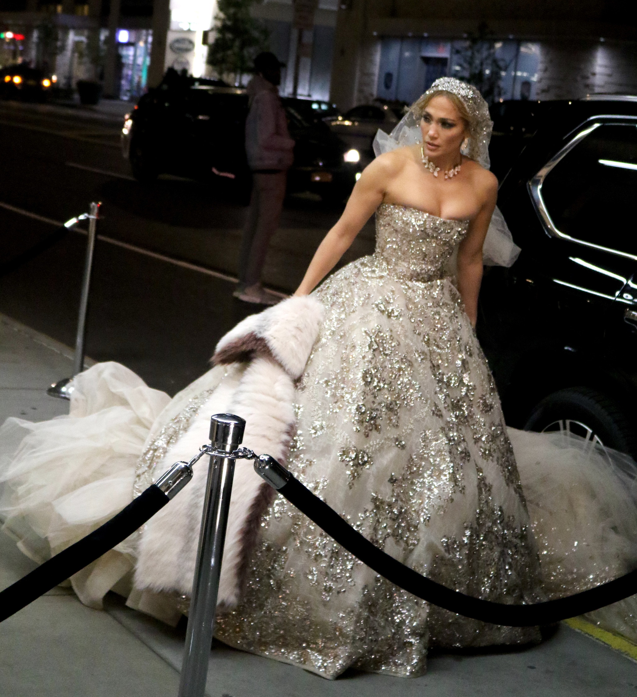 Jennifer Lopez vestida de novia en la película Merry me.