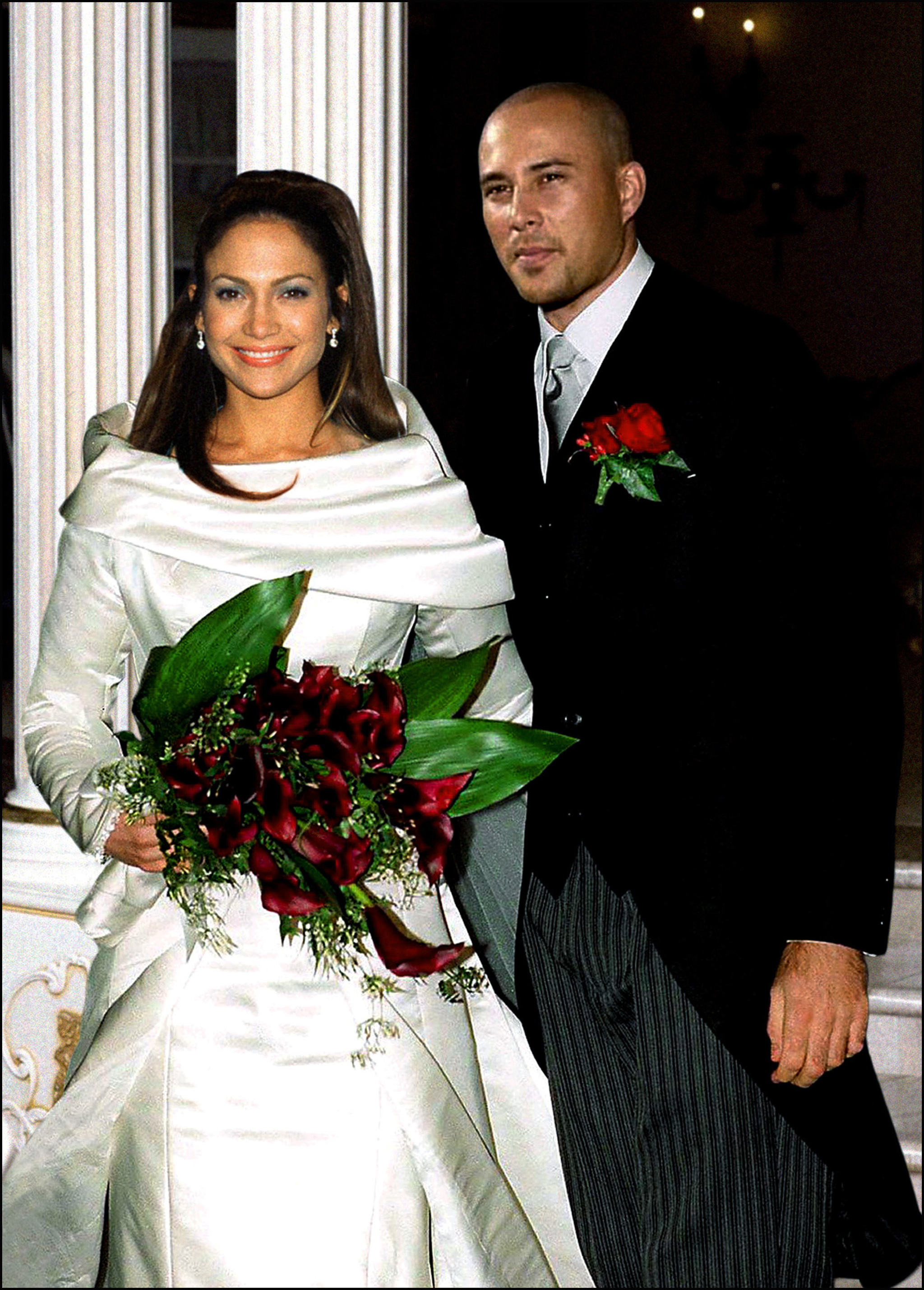 Jennifer Lopez vestida de novia en su preboda con Chris Judd.
