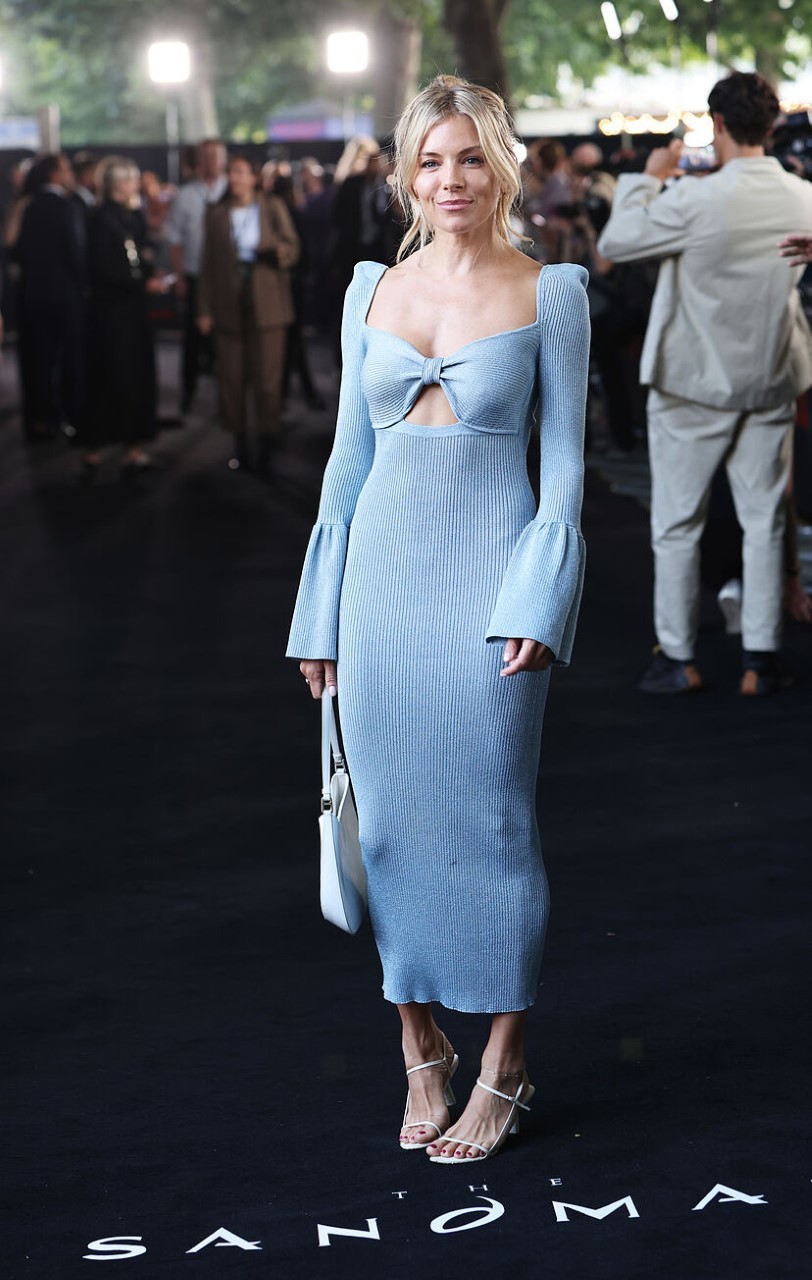 Sienna Miller con un vestido de Self-Portrait.