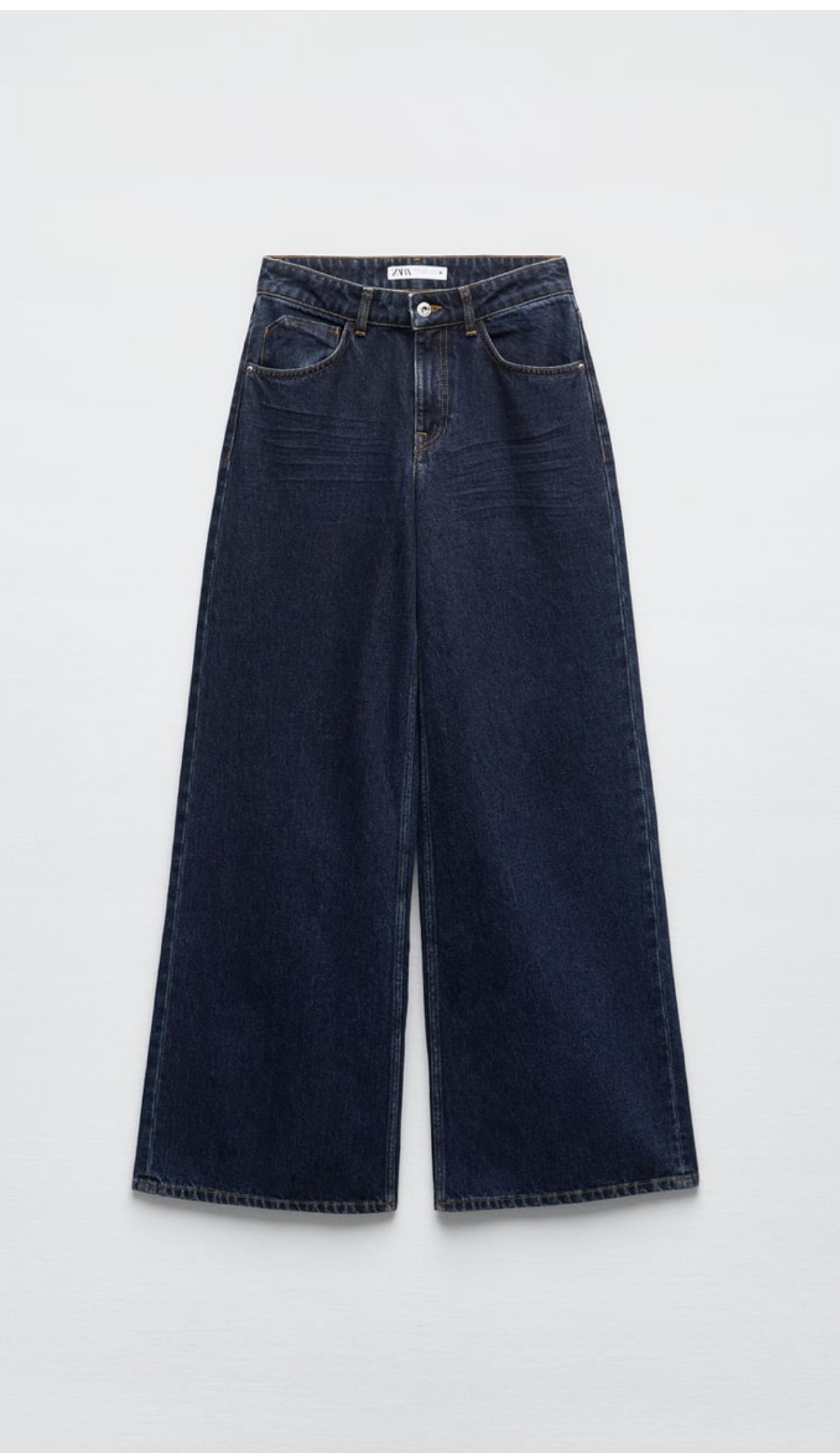Pantalón de pernera ancha de Zara (29,95 euros).